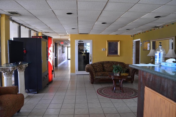 Plaza Inn image 6
